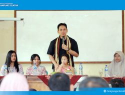 Hangat dan Penuh Empati, Bupati Egi Sambangi SLB Negeri Sidomulyo Bersama Tiga Putrinya