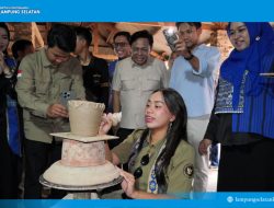 Utusan Khusus Presiden Turun Langsung Bikin Gerabah di Natar, Pesan 50 Guci untuk Dukung UMKM Lamsel
