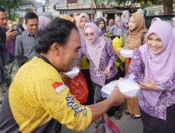 Bunda PAUD Lampung Utara berbagi Takjil di Tugu Payan Mas Kotabumi