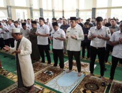 Bupati Lamsel Radityo Egi Pratama dan Ratusan Jemaah di Kalianda Gelar Salat Gaib untuk Korban Tragedi KAI
